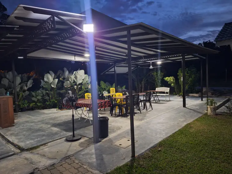 Balai serbaguna diterangi lampu pada waktu malam