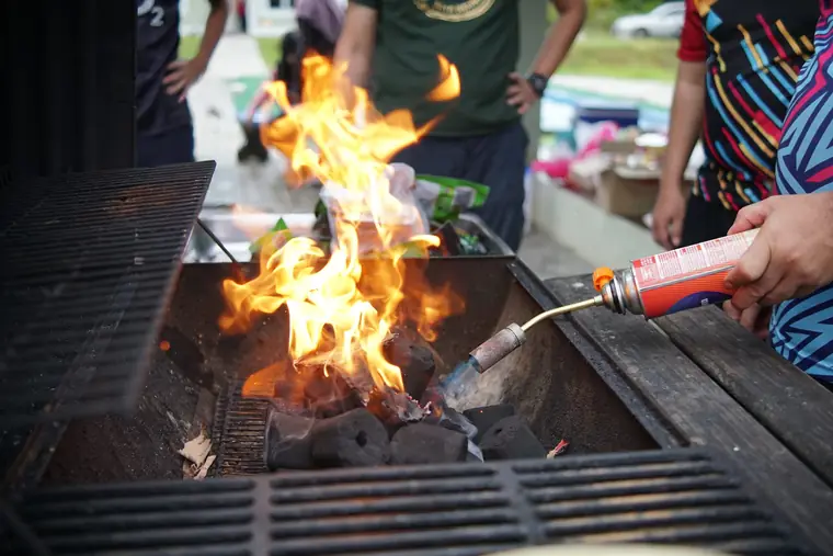 Menyalakan arang BBQ