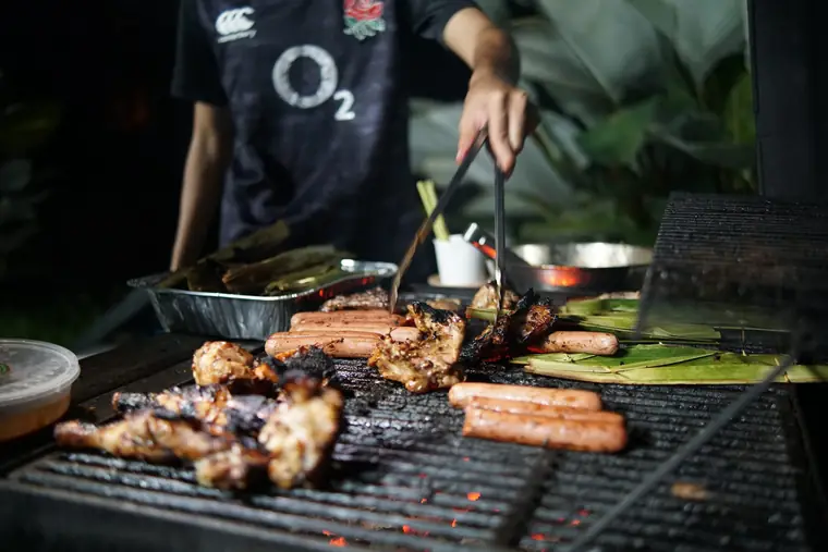 Ayam dan sosej dipanggang di atas BBQ grill