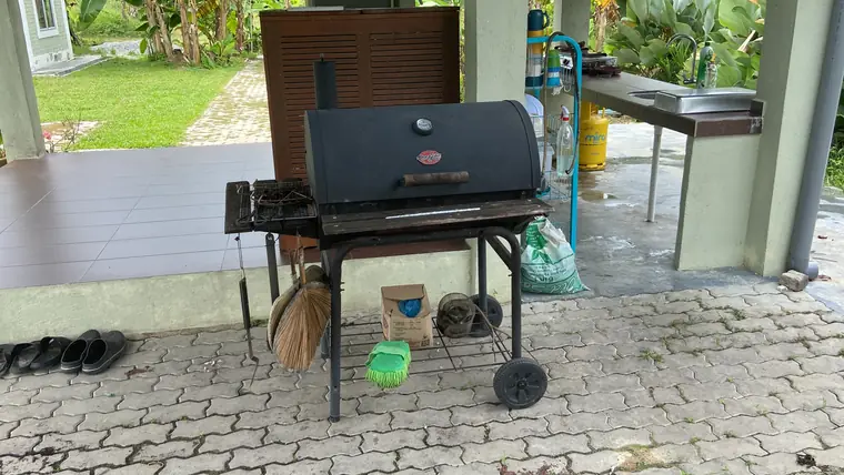 BBQ grill berpenutup di bawah bumbung