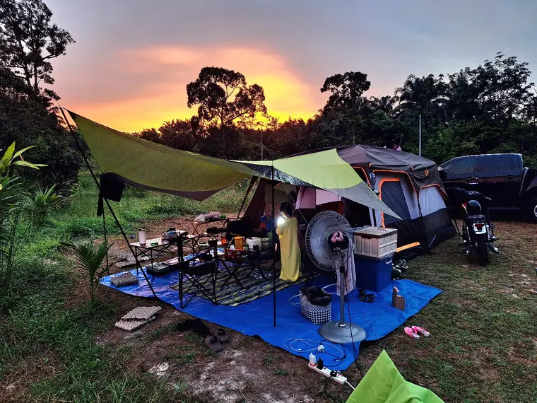 Khemah dipasang di padang pada waktu matahari terbenam