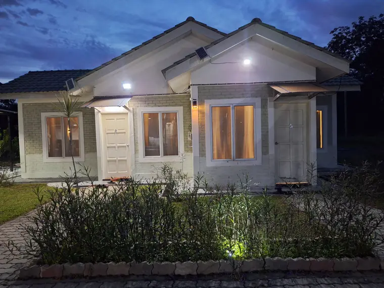Chalet diterangi lampu pada waktu malam