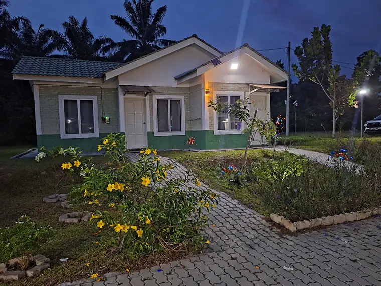 Deretan chalet dan taman bunga pada waktu senja