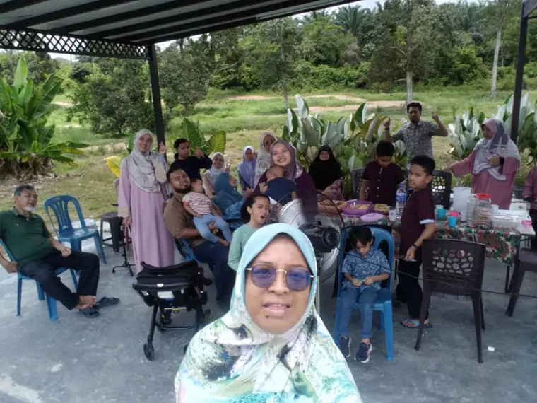 Keluarga besar berkumpul di balai pada waktu siang