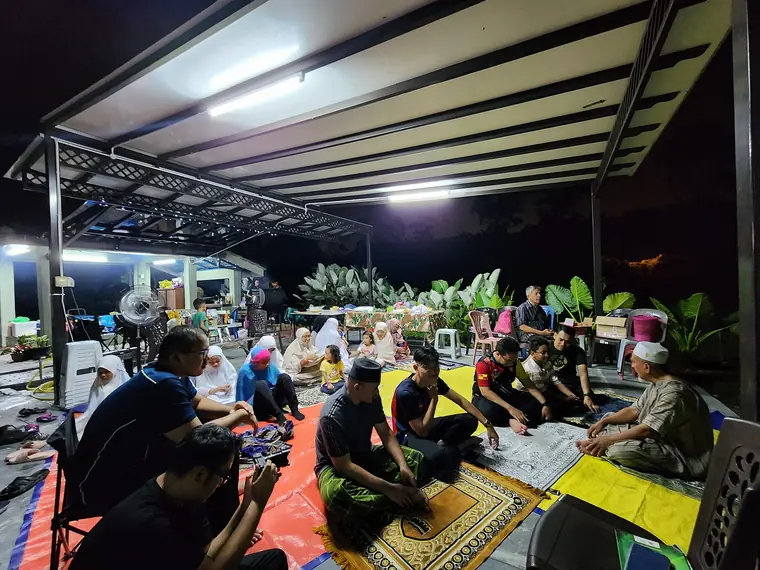 Tetamu berkumpul di balai pada waktu malam