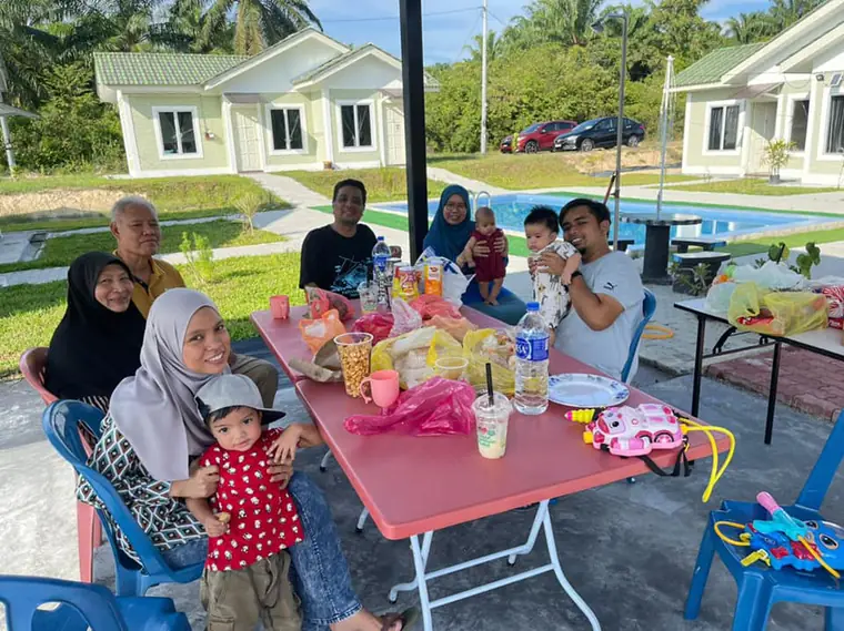 Keluarga makan bersama di meja balai