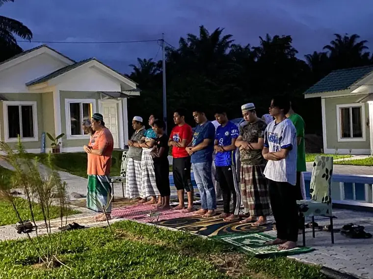 Tetamu solat berjemaah di halaman chalet