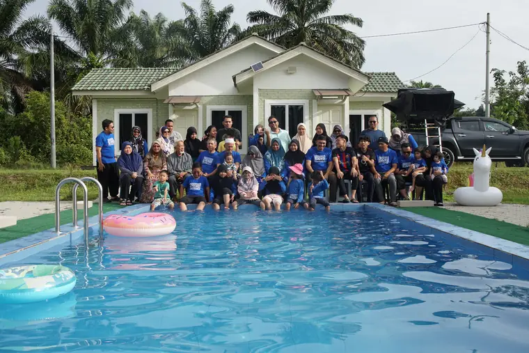 Kumpulan tetamu bergambar di tepi kolam renang