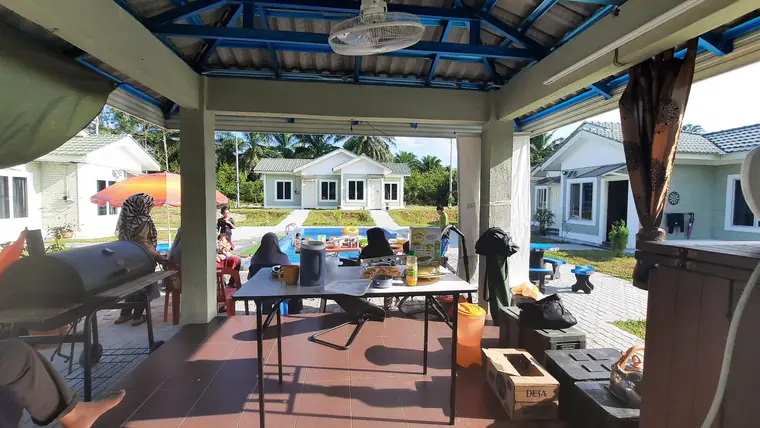 Tetamu bersantai di gazebo pada waktu siang