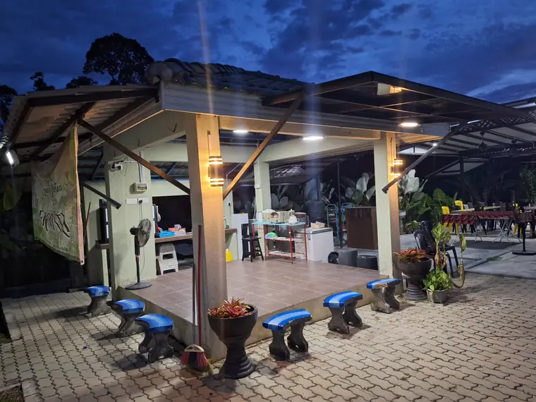 Gazebo diterangi lampu pada waktu malam