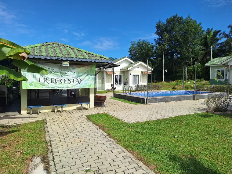 Pintu masuk FR Eco Stay dengan kolam renang