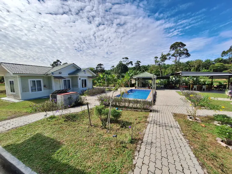 Laluan batu dari chalet ke kolam renang