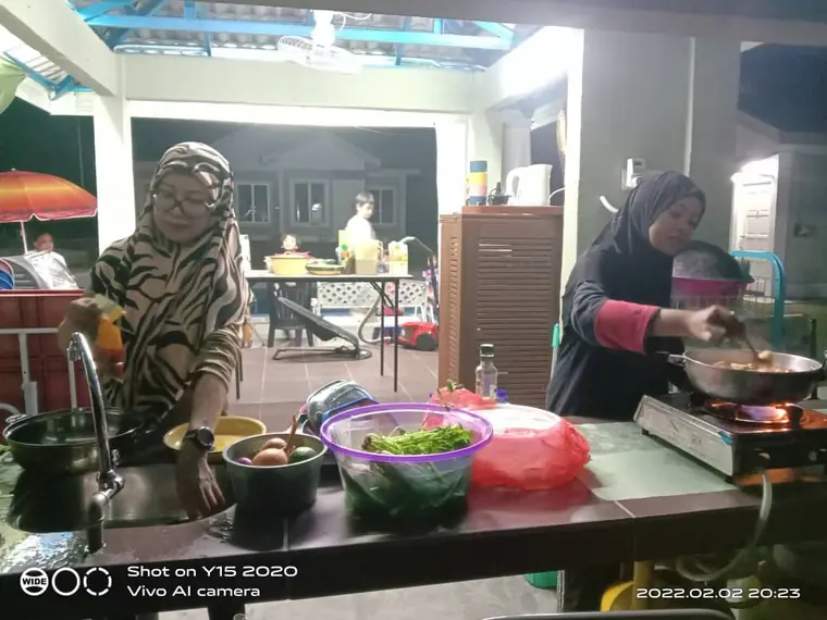 Tetamu memasak di dapur gas pada waktu malam