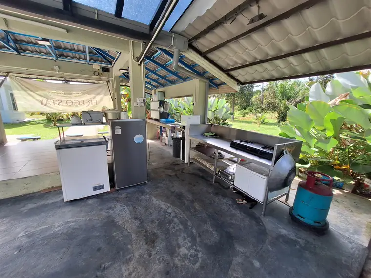Dapur gas, peti sejuk dan singki di bawah bumbung