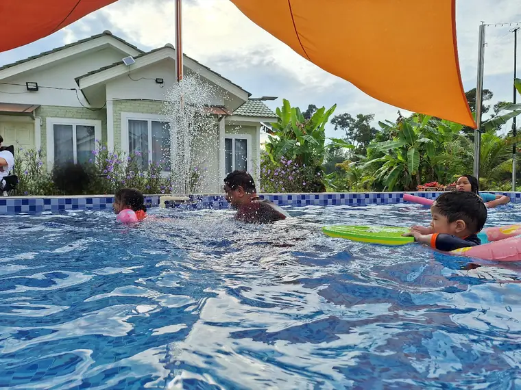 Kanak-kanak berenang di kolam