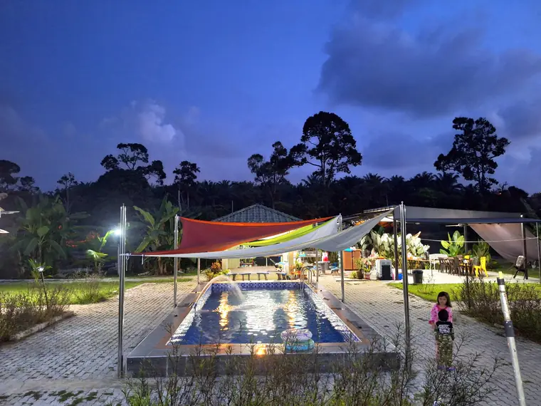 Kolam renang dengan kanopi pada waktu senja