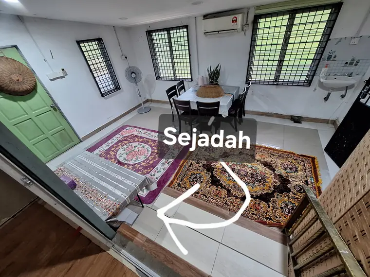 Ruang makan Rumah Hijau dengan sejadah