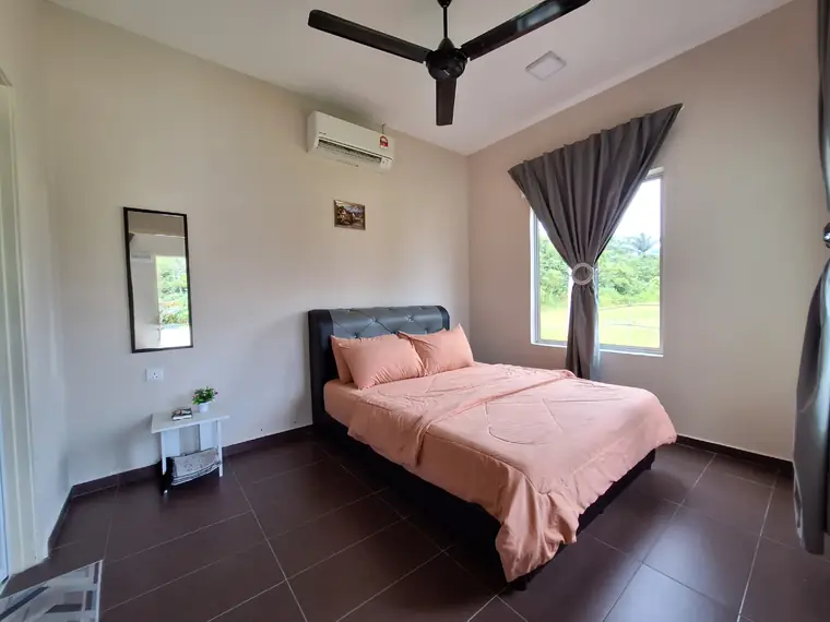 Bilik tidur berhawa dingin dengan katil queen